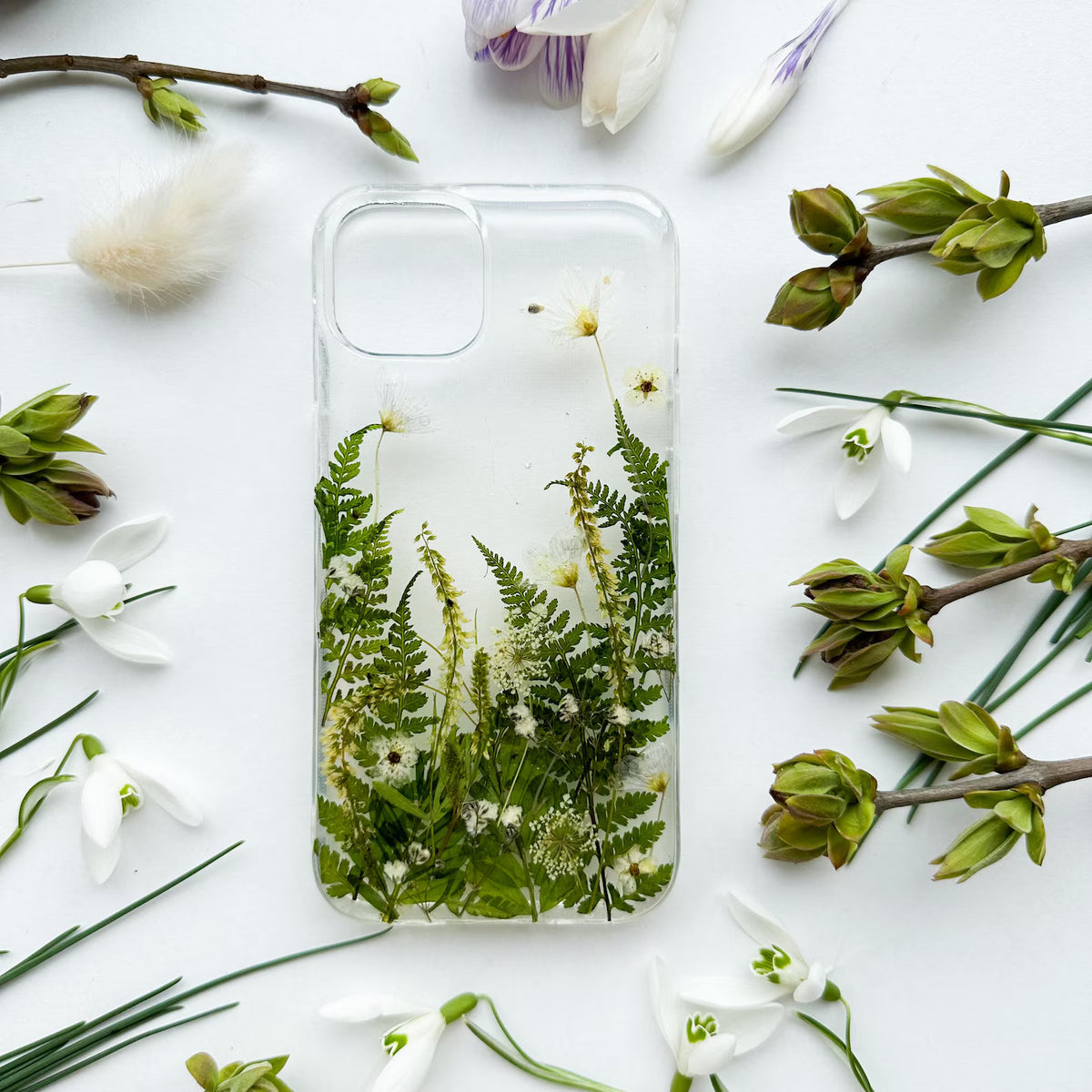Handgefertigte Handyhülle mit echten Trockenblumen – Transparentes florales Design mit Farnblättern und Blüten